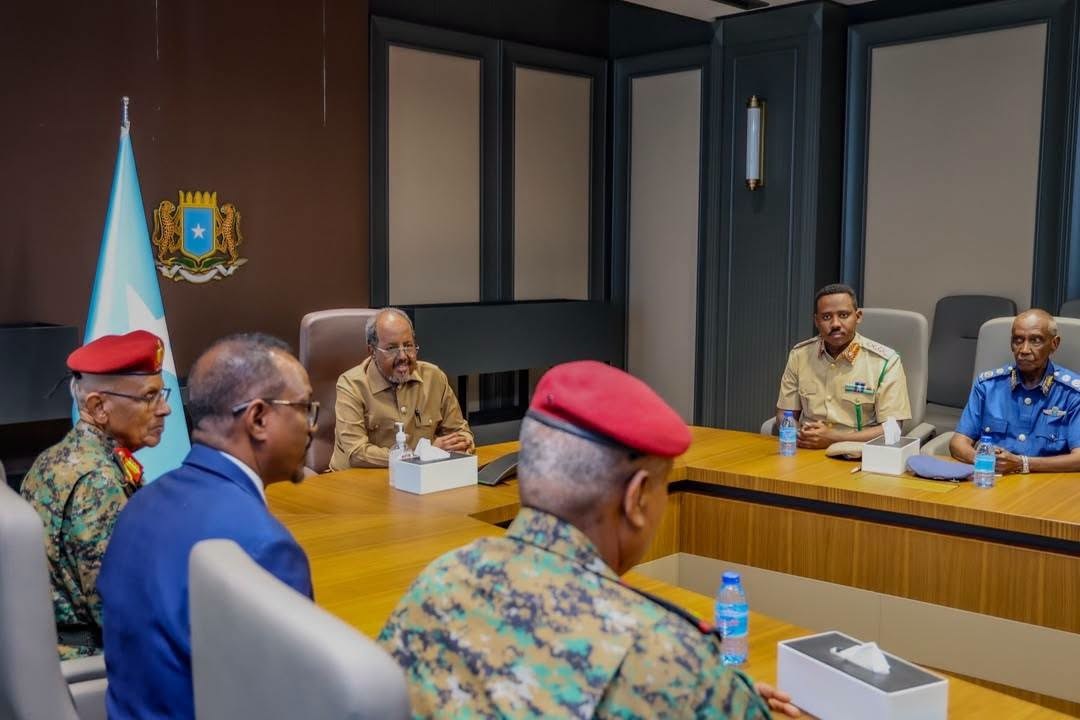 Madaxweyne Xasan Sheekh oo qaabilay Taliyaha Ciidamada Jabuuti.jpg